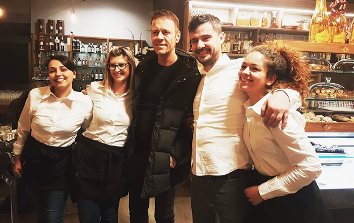 Rocco Siffredi a Domo: visita ad un amico all' ospedale San Biagio e sosta in un bar