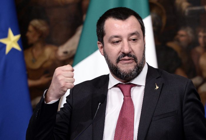 Anche a Verbania la catena umana in piazza contro la legge Salvini