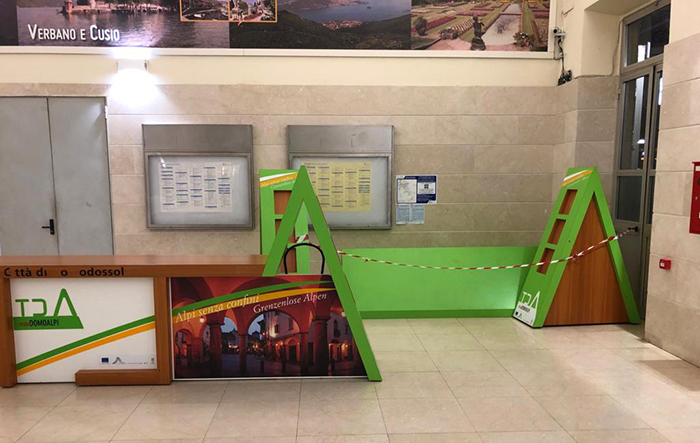 Degrado e poco turismo in stazione: il totem informativo ancora in terra, e non c'è più lo schermo tv...