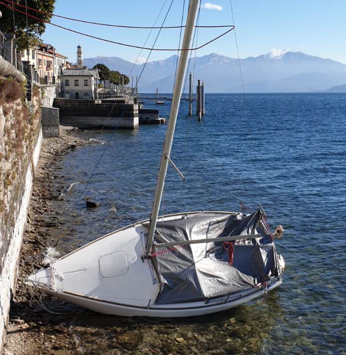 Vento forte: barca arenata a Ghiffa, danni al porto di Stresa, traghetti temporanemente sospesi 