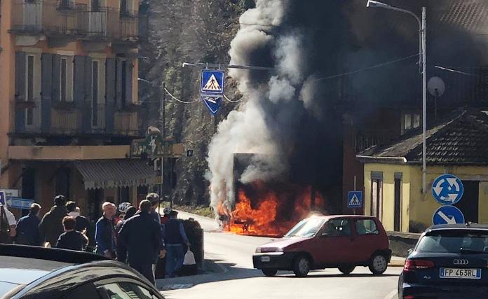 Camion in fiamme sulla statale (foto)