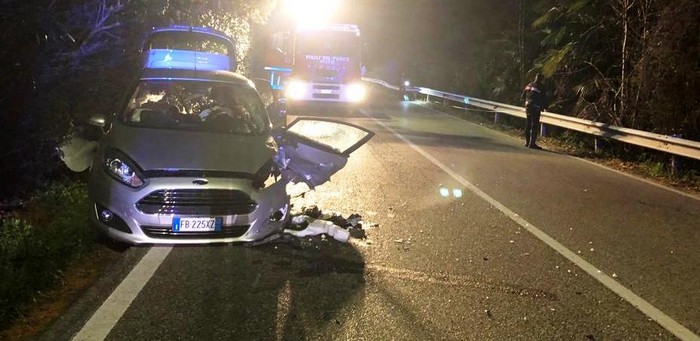 Scontro sulla statale 33 con feriti: due auto coinvolte (foto e video)