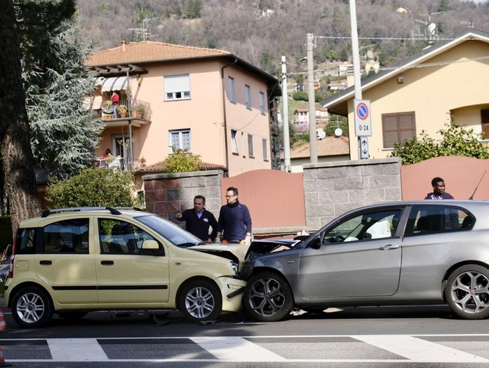 Invade l’altra corsia e provoca un frontale: quattro feriti lievi (foto)