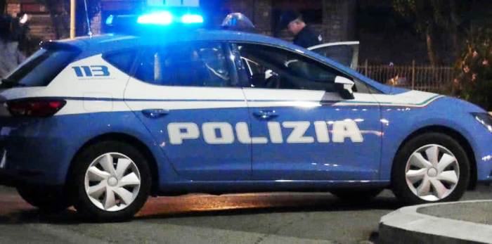Inversione vietata davanti alla polizia e fuga: gli agenti lo trovano al bar e lo multano