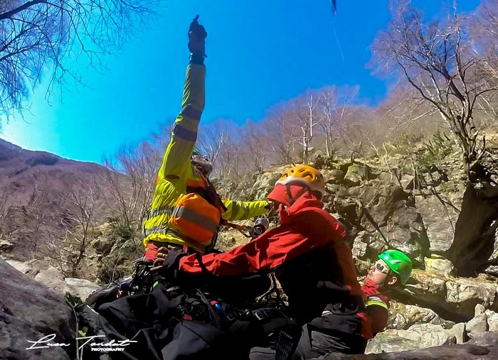 I due dispersi in Val Grande individuati dall'elicottero grazie al fumo d'un fuoco (foto)