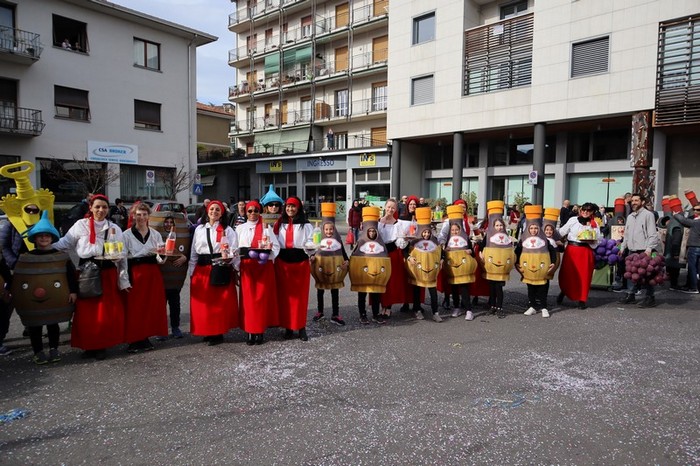 La vendemmia delle scuole di Ghiffa primo gruppo del Carnevale verbanese (foto)