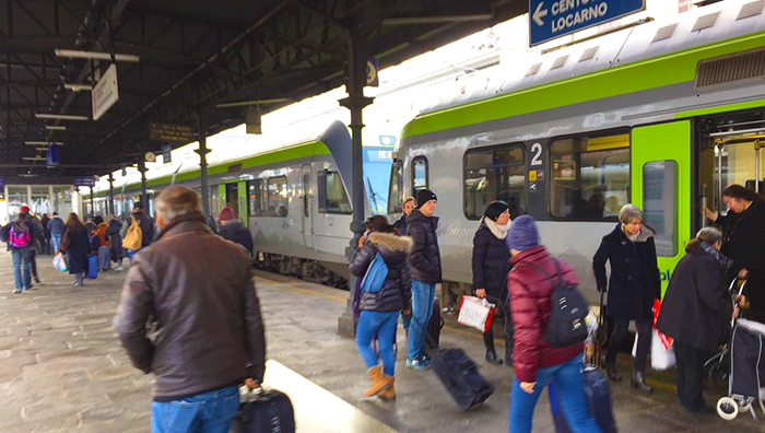 Disagi per i lavori sulla ferrovie per Iselle. Non bastano i bus sostitutivi, in 50 attendono due ore