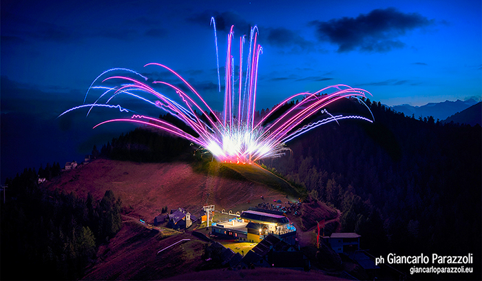 Bellissima la prima di “Vette d'artificio” alla Piana. Fotogallery