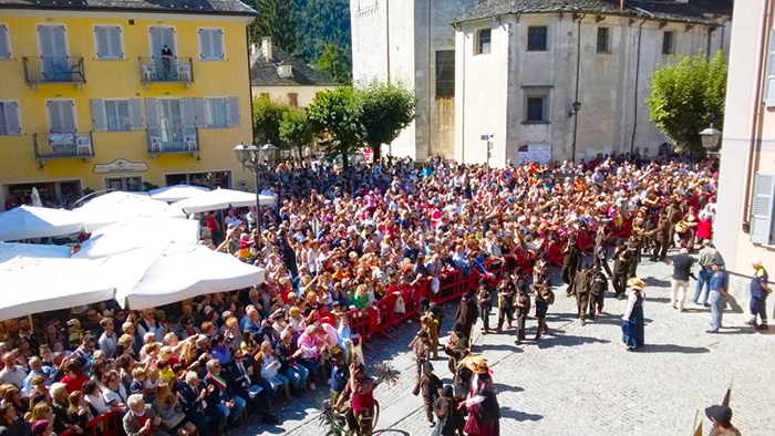Spazzacamini dei record, 1060 a sfilare, 30 mila ad assistere. Video e fotogallery