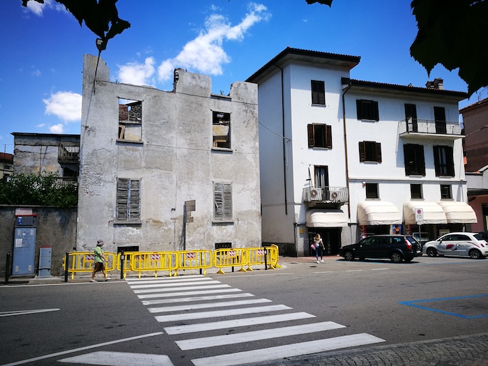 L'edificio in piazza Matteotti cade a pezzi: diffida ai proprietari per l'incolumità pubblica