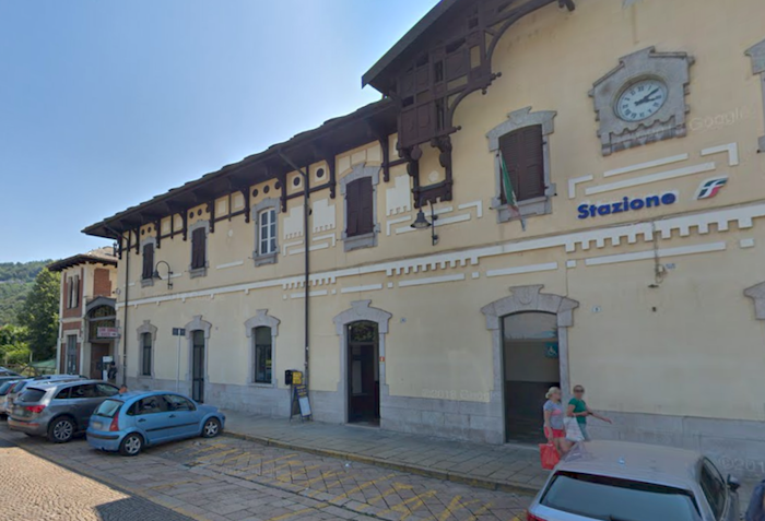 Paura sull'Intercity: un coccio di bottiglia in mano, andatura barcollante si oppone alla polizia 
