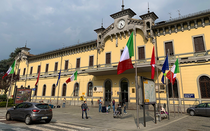 Nuove bandiere all'esterno della stazione di Domodossola: italiana, svizzera ed europea