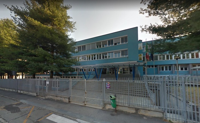 Il preside del Marconi-Galletti: la scuola è estranea alla vendita di calendari, diffidate