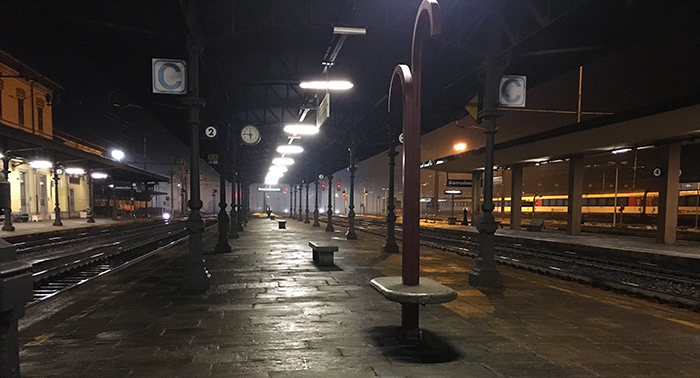 Allarme in stazione: un uomo con un lumino votivo girava stanotte tra i binari