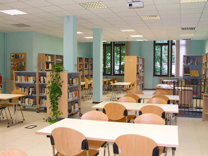 Un'ora d'apertura in più per la biblioteca domese, e si pensa al sabato pomeriggio