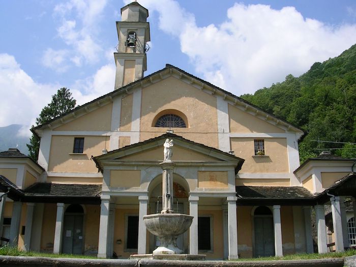 I ciclisti del VCO rendono omaggio alla Patrona. Alla Madonna del Boden la maglia ciclamino di Elia Viviani