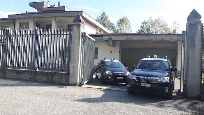 Crevola: minaccia il vicino con un coltello e lo colpisce con un portaombrelli: 67enne denunciato
