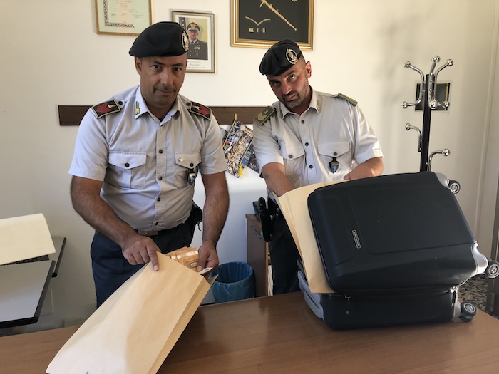 Shopping in Italia con 121mila euro non dichiarati: iraniano fermato dalla GdF