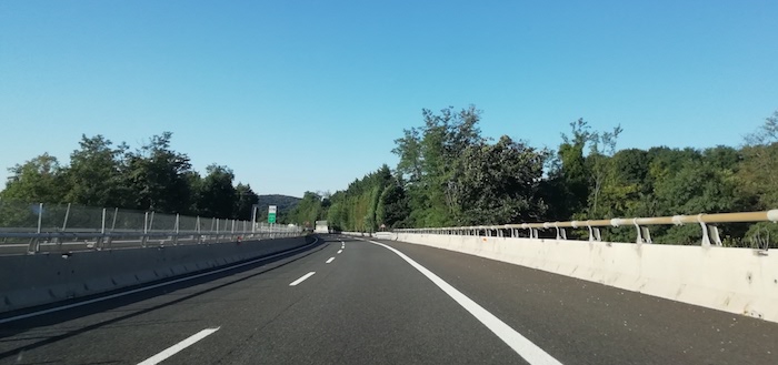 Domese provoca incidente in A26 e risulta positiva all'alcol test, denunciata