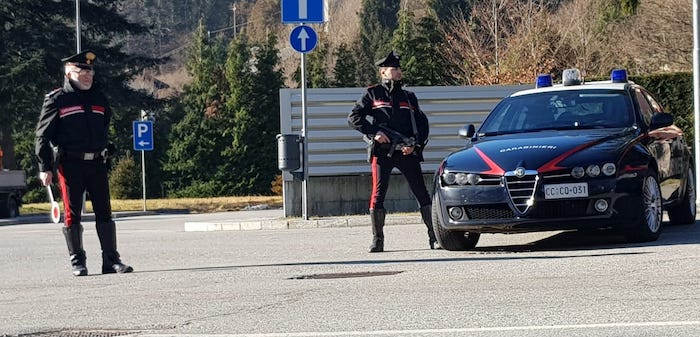 Domo: torinese in gita, ruba tre portafogli in un negozio di parrucchiere 