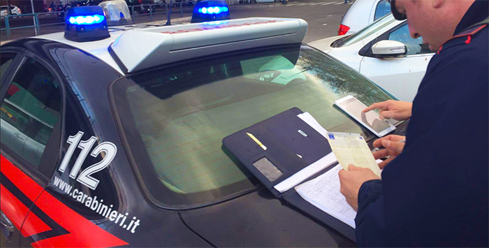 Si innervosisce per un controllo, i carabinieri scoprono un fucile non denunciato