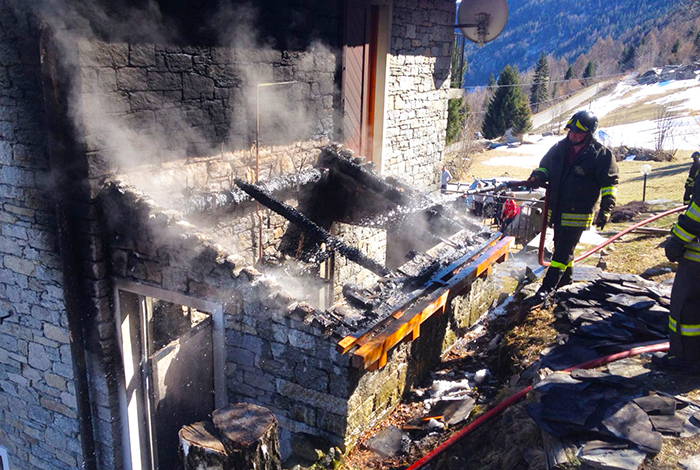 Domato l'incendio ad una villetta di Foppiano, bruciata la legnaia, salva l'abitazione. Fotogallery