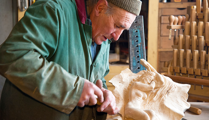 In Vigezzo con l’ultimo maestro legnamaro alla scoperta dell'intaglio artistico su legno
