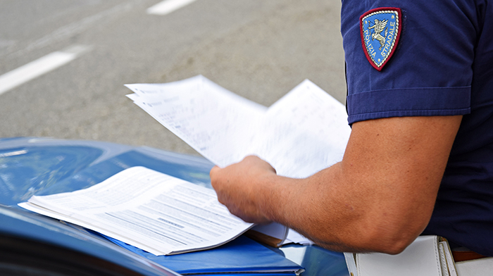 Non si ferma per far passare un pedone sulle strisce. Ventenne alla guida senza patente