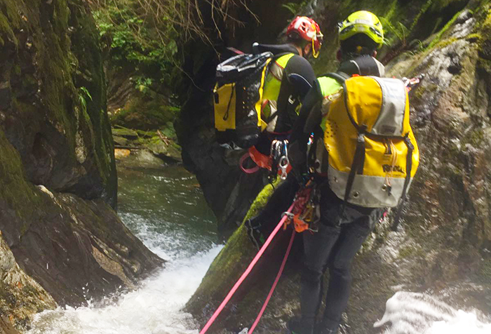 Si infortuna facendo canyoning, soccorso alpino in supporto all'elicottero per recuperarlo