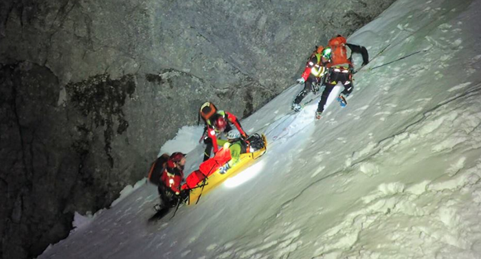 Si complica il salvataggio dell'infortunata al Bondolero: tirata a mano sino alla seggiovia, aperta nonostate il vento