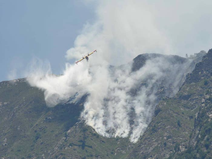Fiamme in Val Grande innescate da un fulmine, il vento complica lo spegnimento