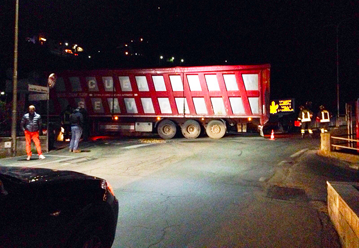 Camion incastrato sul ponte, traffico bloccato a lungo tra Piedimulera e Pieve Vergonte