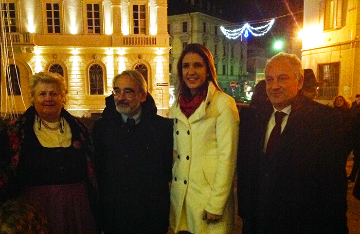 Domo: la campionessa mondiale di fioretto Arianna Errigo ha acceso l'albero di Natale