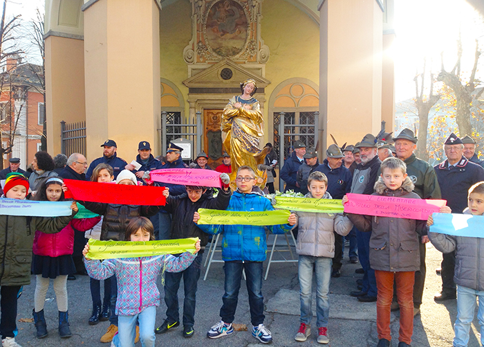 Giubileo: i bambini del catechismo domese lanciano in cielo palloncini colorati. Foto e video