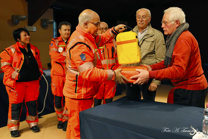 Consegnato dall'associazione Mosaico un defibrillatore al Soccorso di Villa. Fotogallery