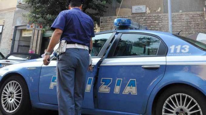 Tre panetti di hashish nella tasca del cappotto al blocco stradale: arrestato