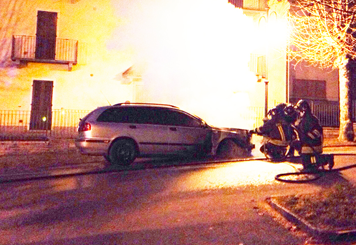Auto incendiata in centro a Druogno. Non dovrebbe esserci dolo