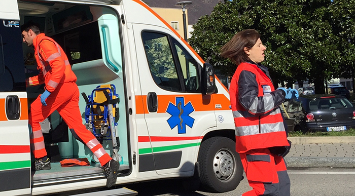 Auto cappottata in superstrada