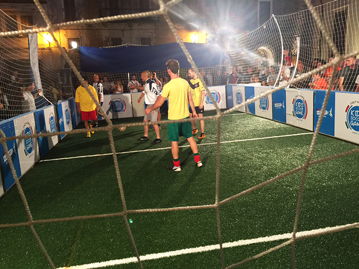 Via al torneo di calcetto "in gabbia" in piazza Rovereto. Fotogallery