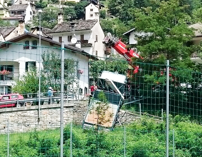 Camion esce di strada, nessun ferito, spettacolare recupero. Fotogallery