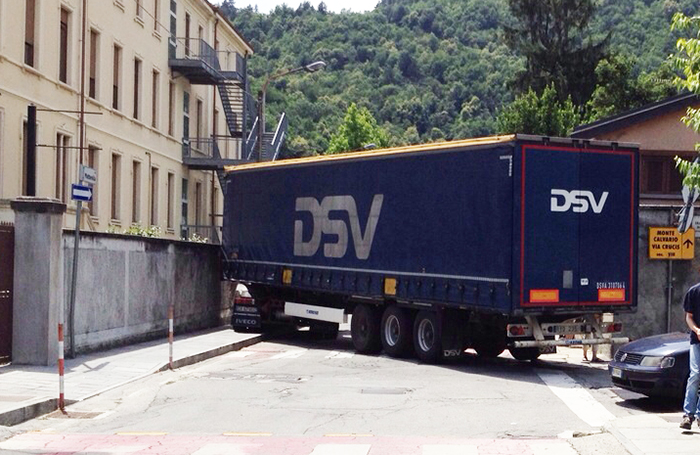 Camion si incastra in centro a Domo.Traffico bloccato. Fotogallery