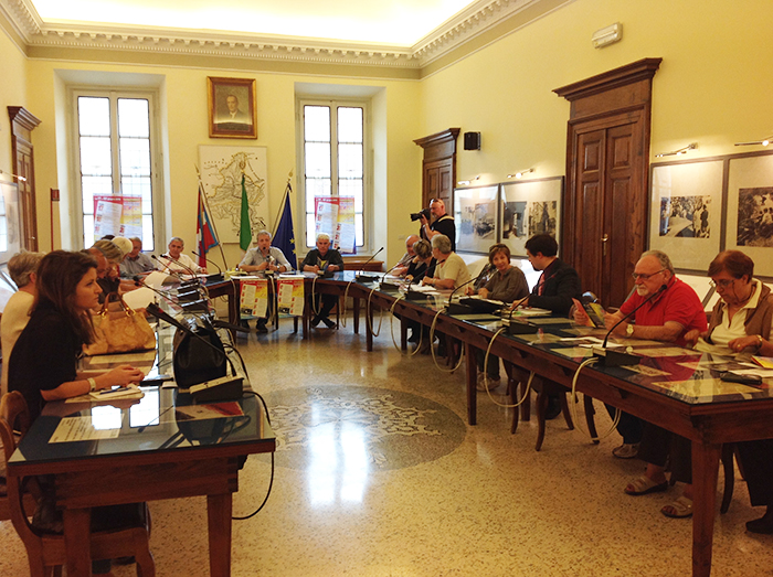 giugno insieme con giornalisti