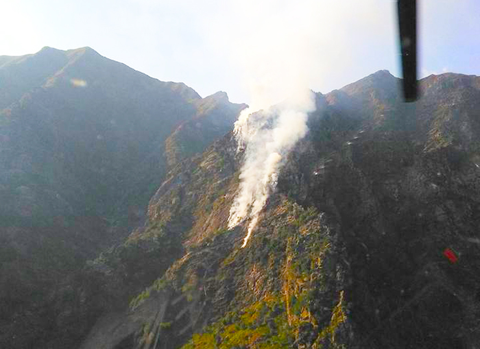 Incendio in Valgrande, se persiste domani arrivano i Canadair