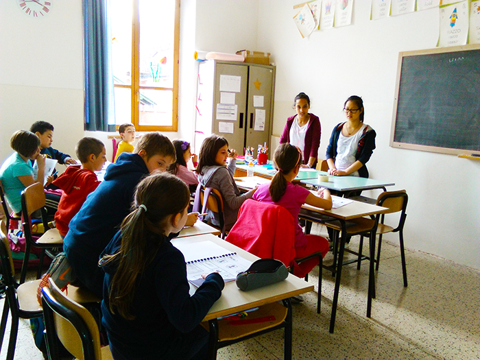 Studenti delle superiori in cattedra per insegnare francese alle elementari