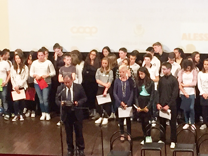 Alunni premiati dai vertici di tribunale e questura per i lavori su ludopatia e bullismo. Fotogallery