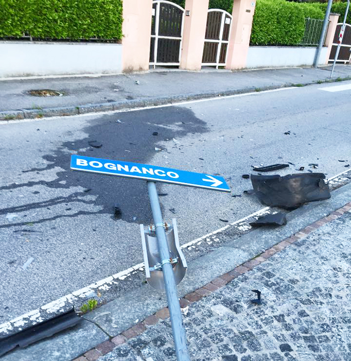 Incidente in tangenziale, auto centra cartello stradale