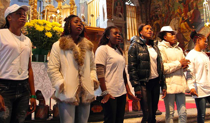 Un successo l'esibizione a Baceno del coro gospel delle ragazze profughe