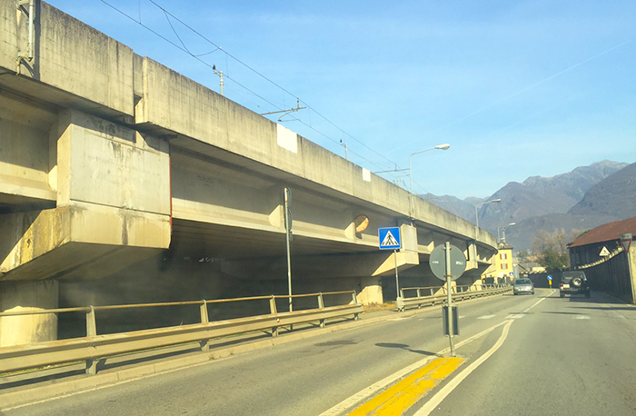 Coperte le scritte in arabo sul cavalcavia ferroviario. Erano state fatte da settimane