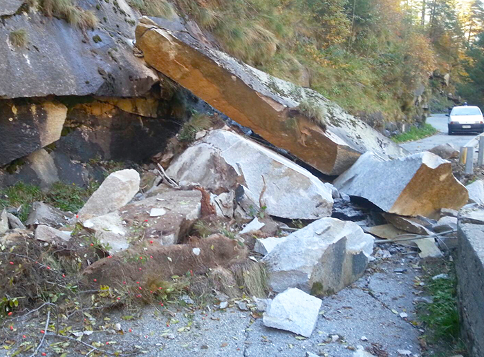 Frana la strada sopra Trasquera, nessuna vittima, residenti e turisti bloccati. Foto
