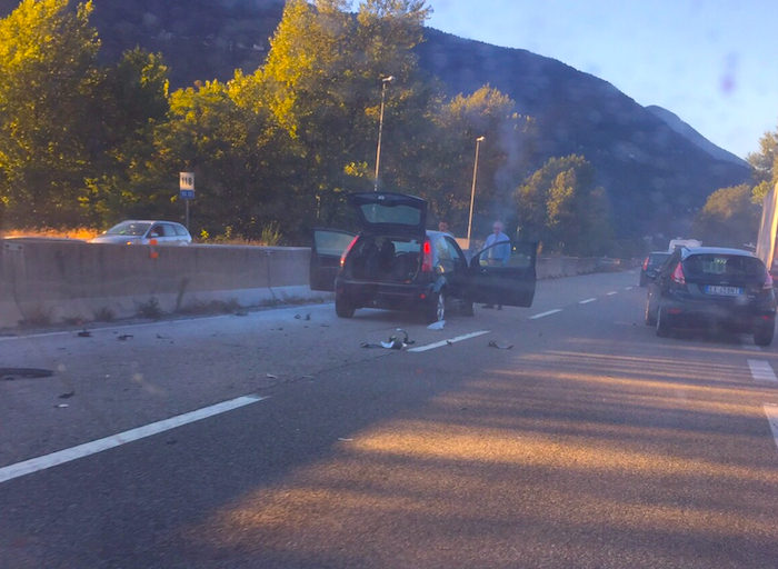Auto sbatte e prende fuoco in superstrada